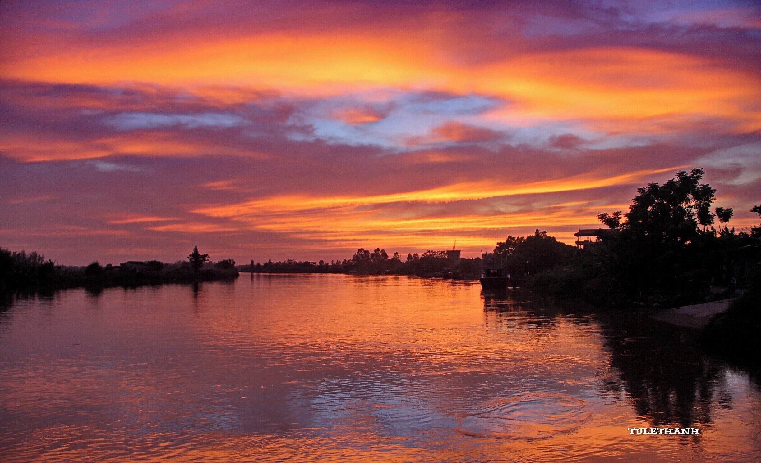 KHOẢNH KHẮC ĐẸP TRÊN SÔNG 
