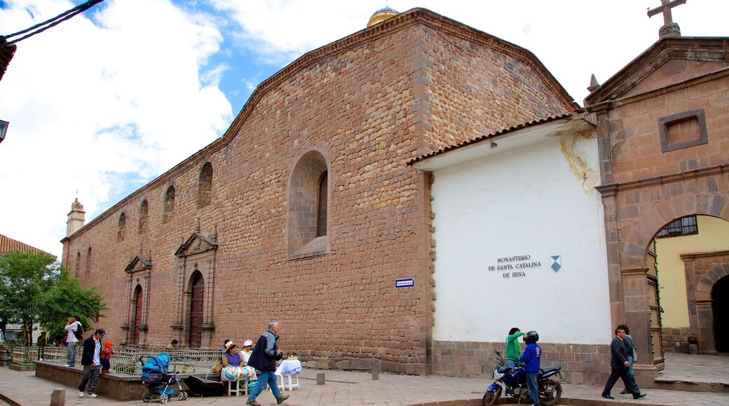 Convento de Santa Catalina que incluye escenas urbanas