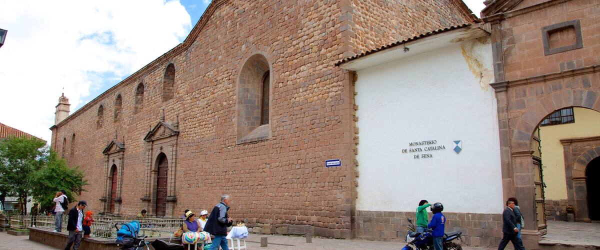 Santa Catalina Convent showing street scenes