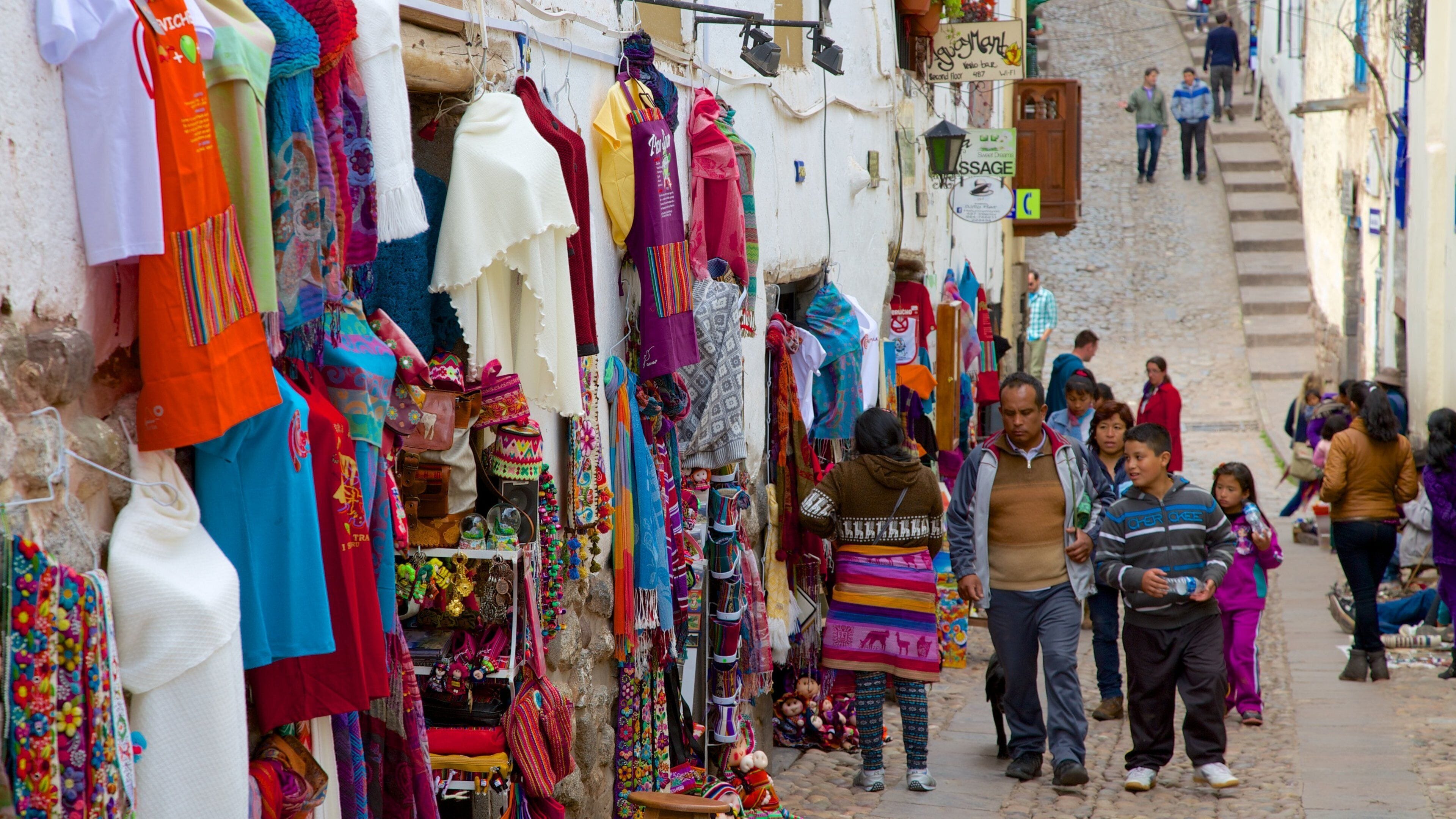 Hatunrumiyoc featuring street scenes and markets as well as a large group of people