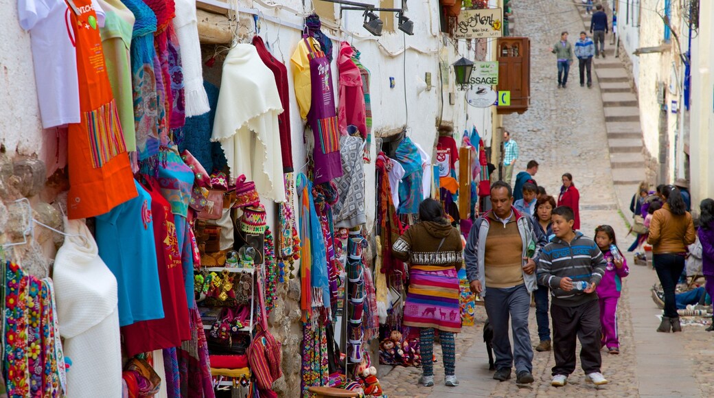 Hatunrumiyoc featuring street scenes and markets as well as a large group of people