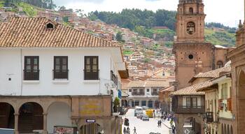 La Merced Kirke som viser en by