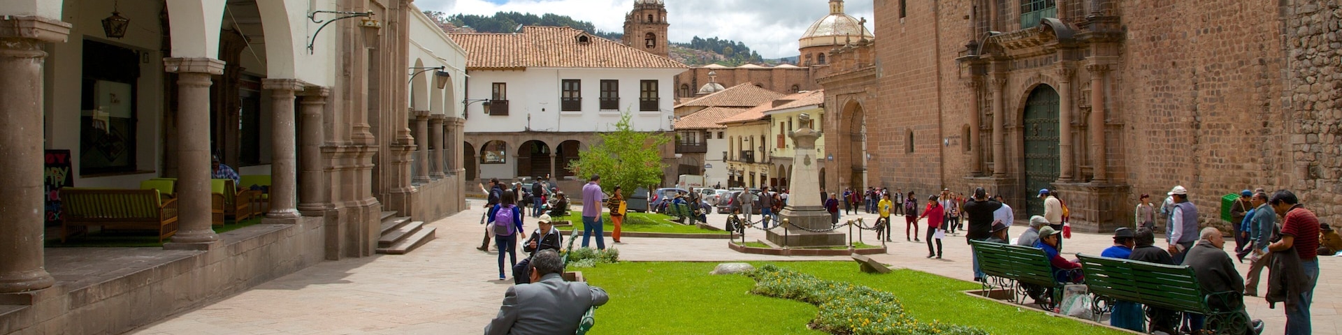 Iglesia de la Merced caracterizando uma igreja ou catedral assim como um pequeno grupo de pessoas