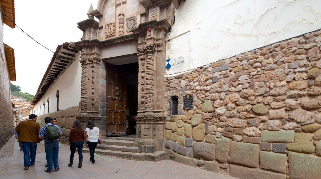 Musée d\'Art religieux montrant scènes de rue aussi bien que petit groupe de personnes