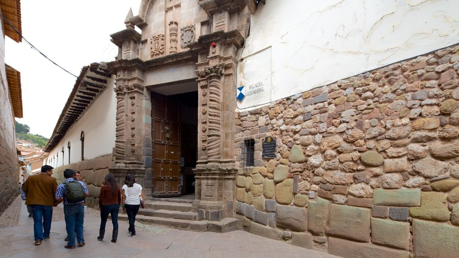 Musée d\'Art religieux qui includes scènes de rue aussi bien que petit groupe de personnes