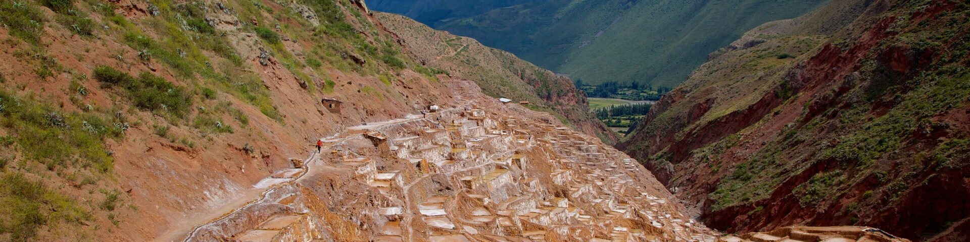 Minas de Sal de Maras mostrando paisagem e montanhas