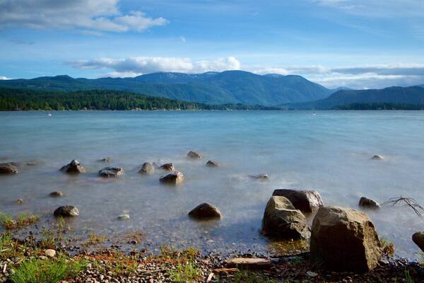 Sproat Lake Petroglyphs presenterar en sjö eller ett vattenhål och en stenstrand