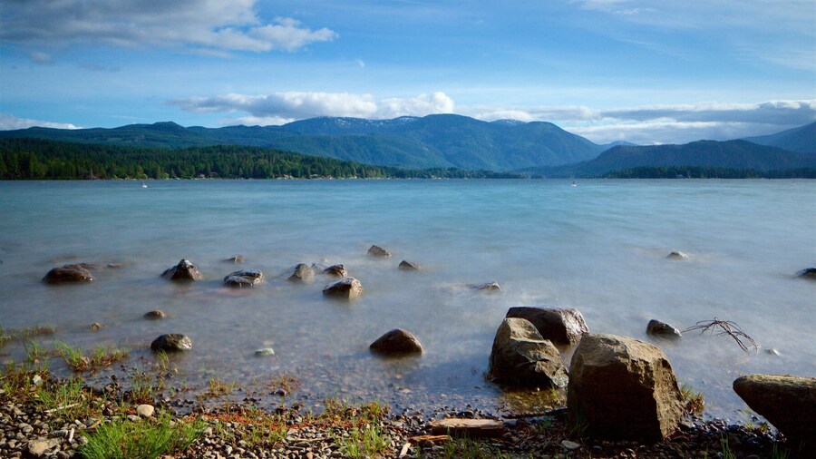 Pétroglyphes de Sproat Lake qui includes lac ou étang et plage de galets
