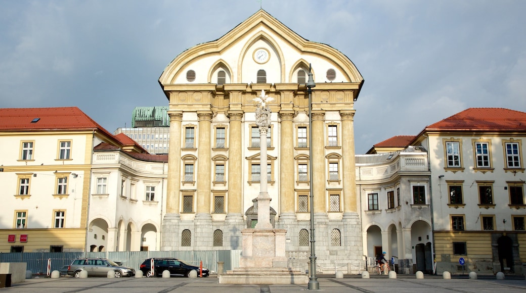 Praça do Congresso ofreciendo una plaza y arquitectura patrimonial