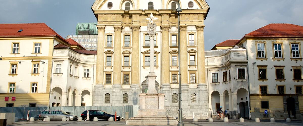 議會廣場 呈现出 遺跡建築 和 廣場