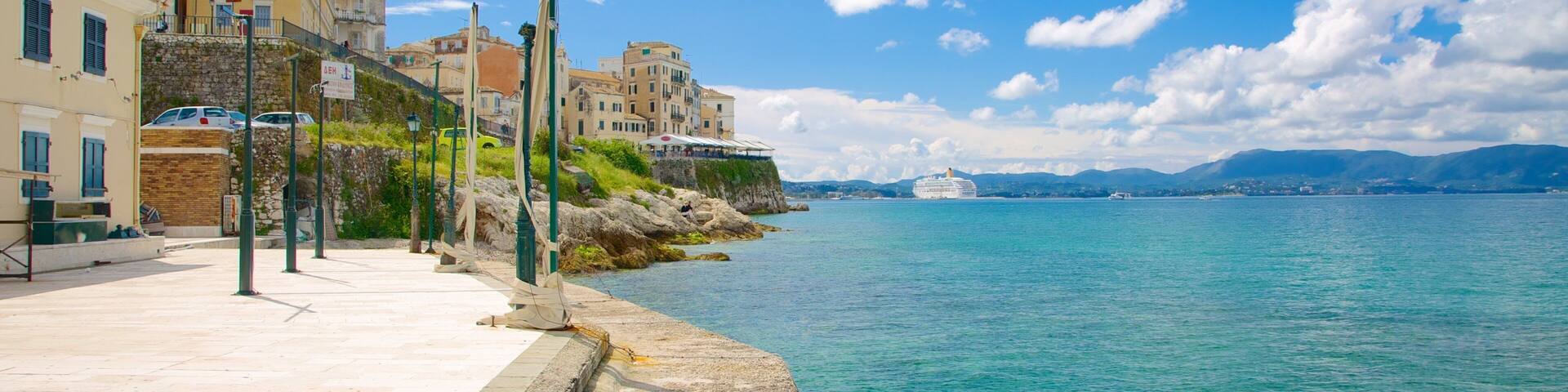 Port de Corfou qui includes ville côtière et vues littorales