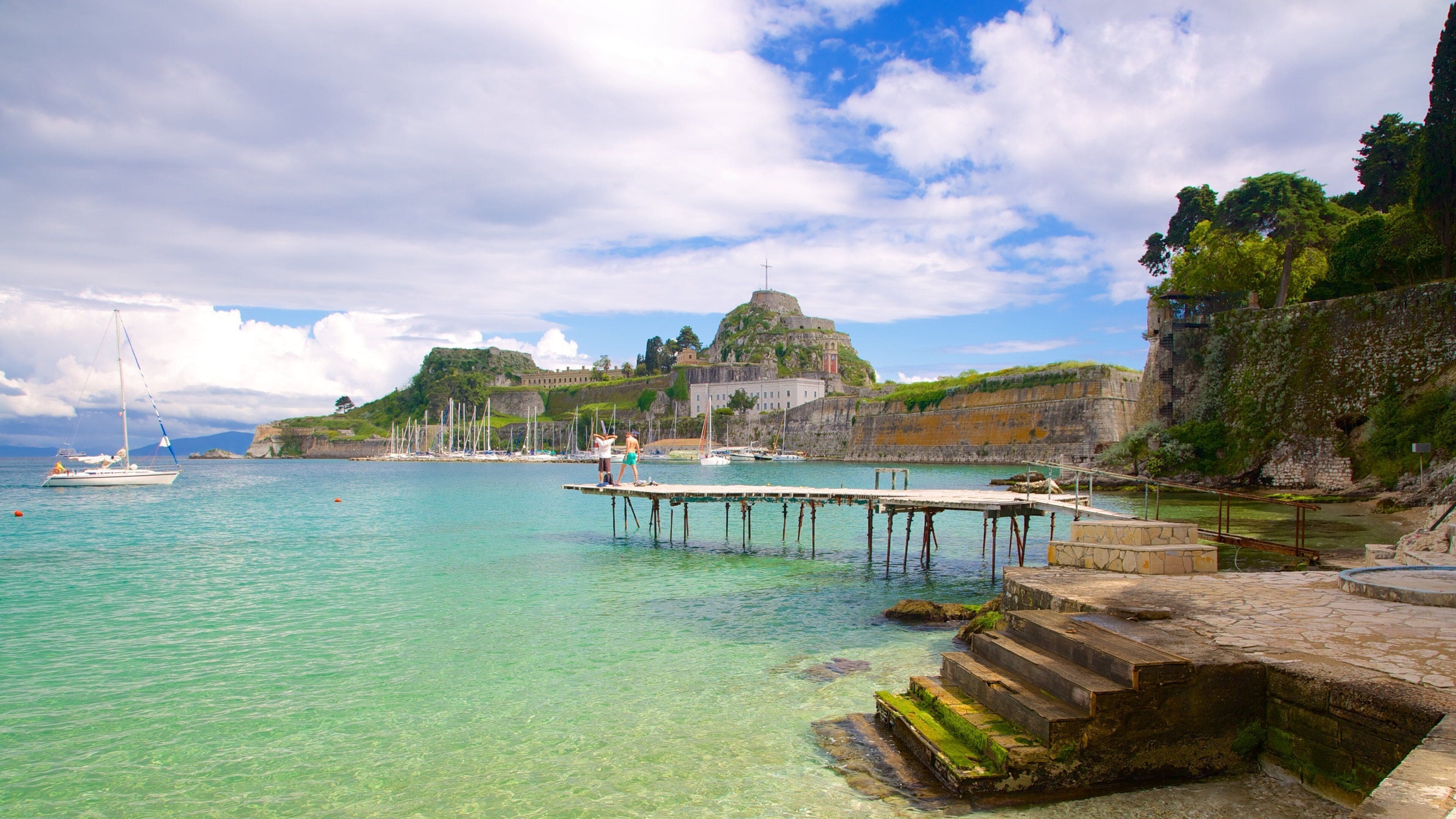 Porto de Corfu mostrando paisagens litorâneas e canoagem
