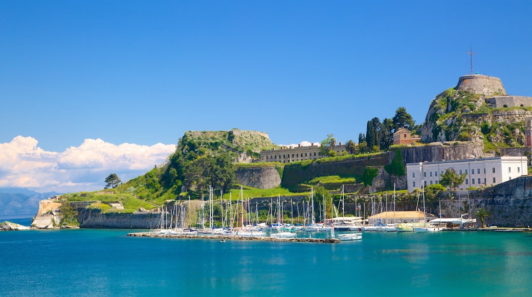 Porto de Corfu que inclui uma baía ou porto
