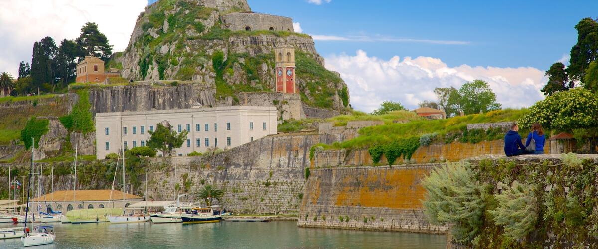 Puerto de Corfú ofreciendo un puerto deportivo, vistas panorámicas y una localidad costera