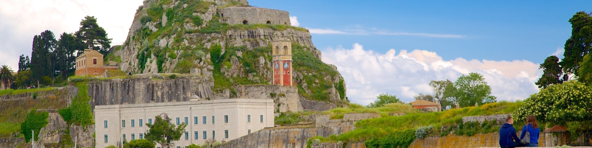 Puerto de Corfú mostrando botes, un club náutico y una ciudad costera