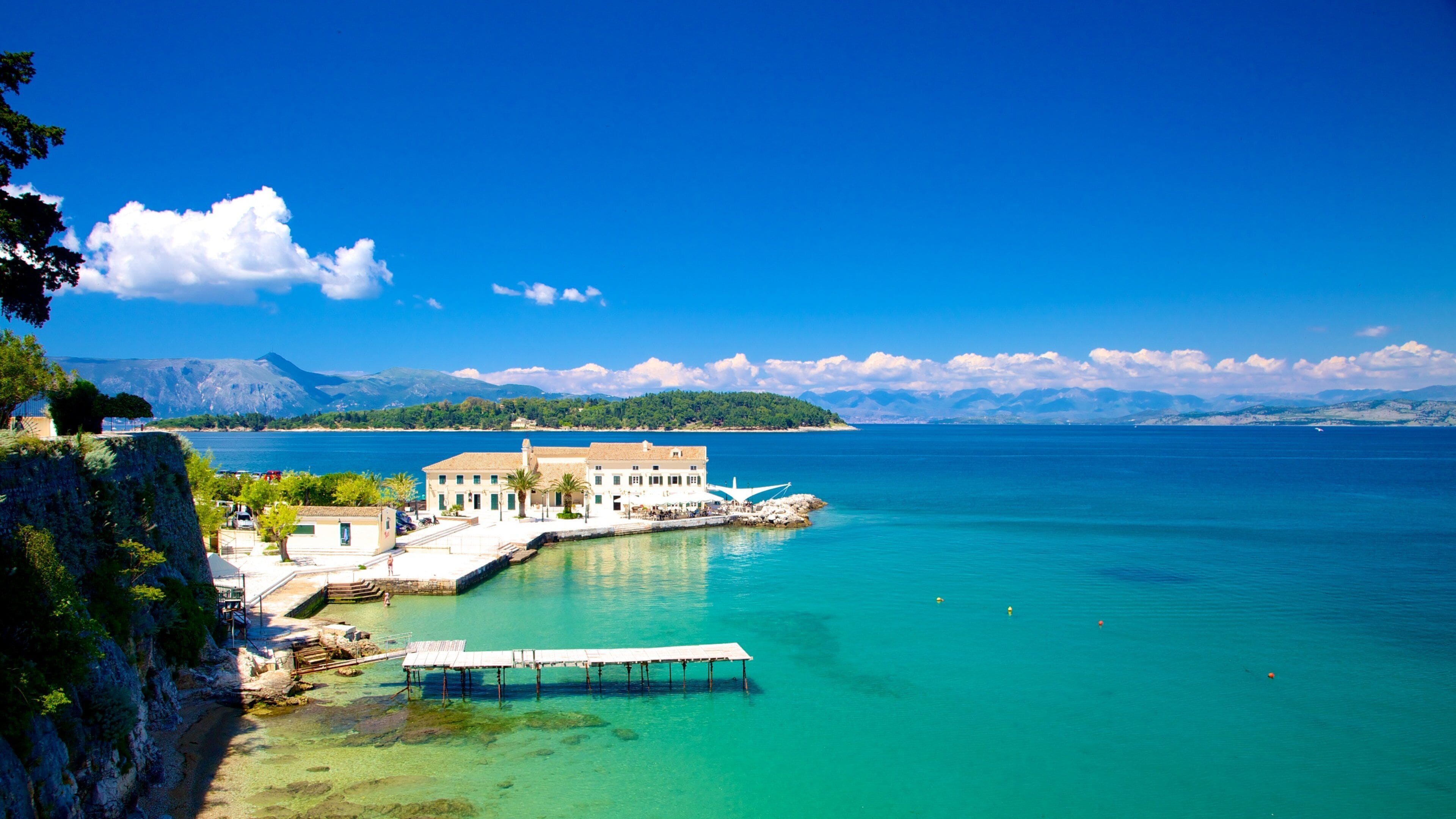 Porto de Corfu mostrando paisagens litorâneas
