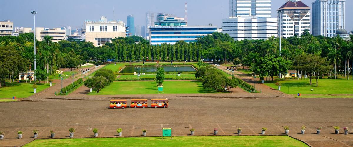 Merdeka Square som viser en have, udsigt over landskaber og en by