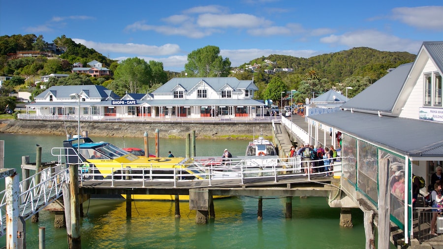 Muelle Paihia mostrando una bahía o puerto y una ciudad costera