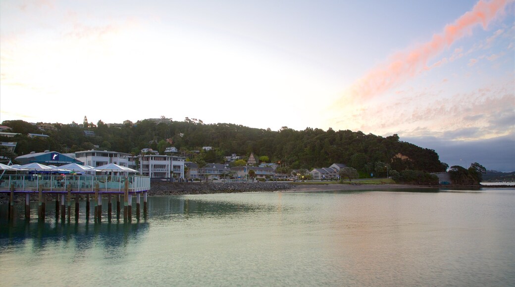 Paihia brygge som viser solnedgang, kystby og bukt eller havn