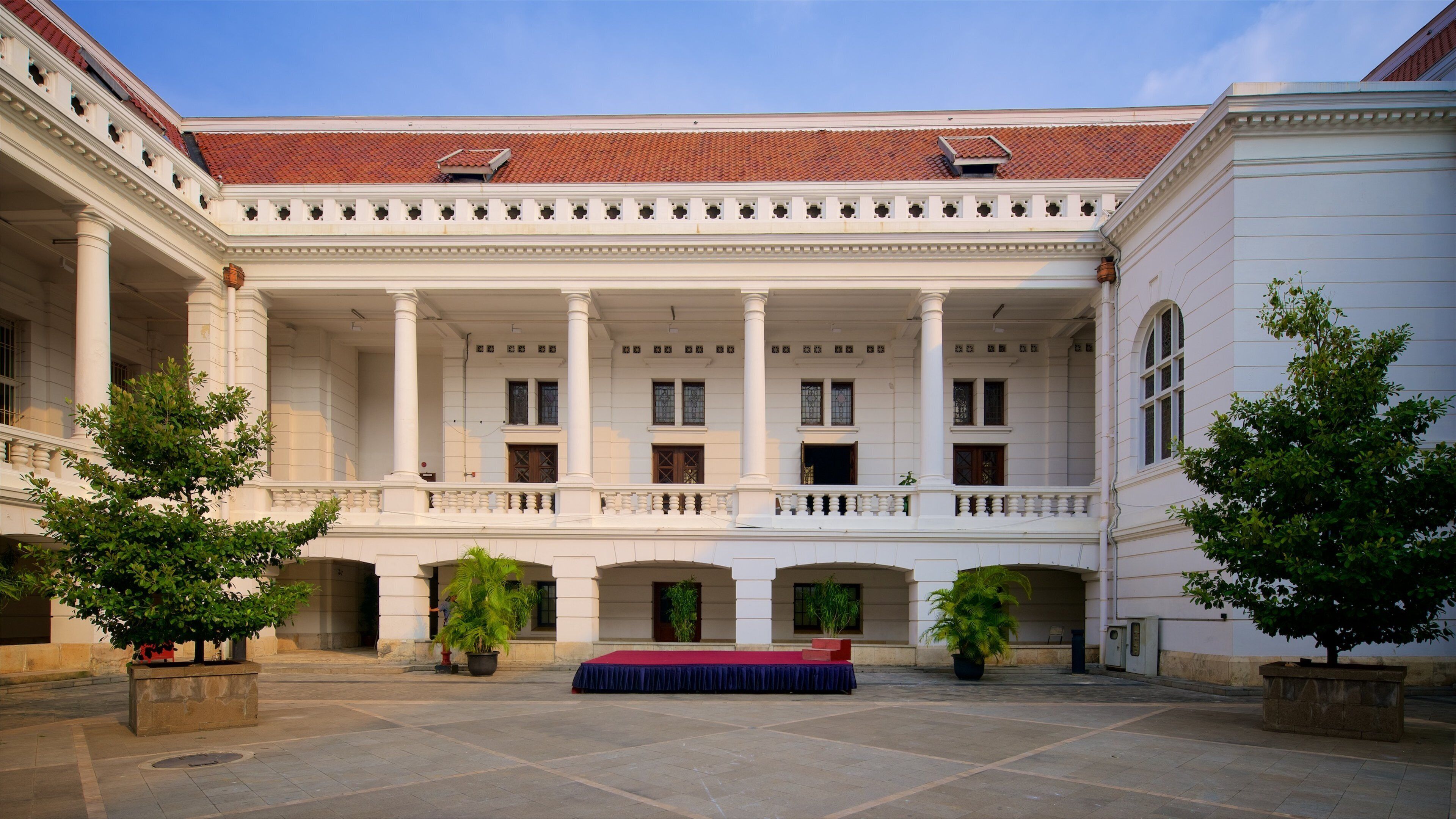 Museo Banco de Indonesia ofreciendo patrimonio de arquitectura y un parque o plaza