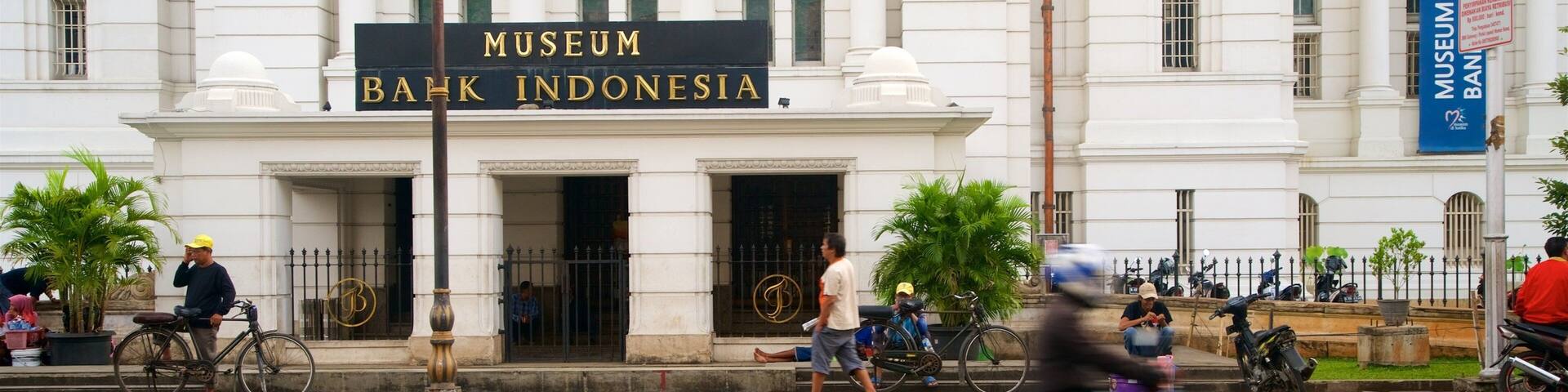 A street with a building labeled 'Museum Bank Indonesia'.