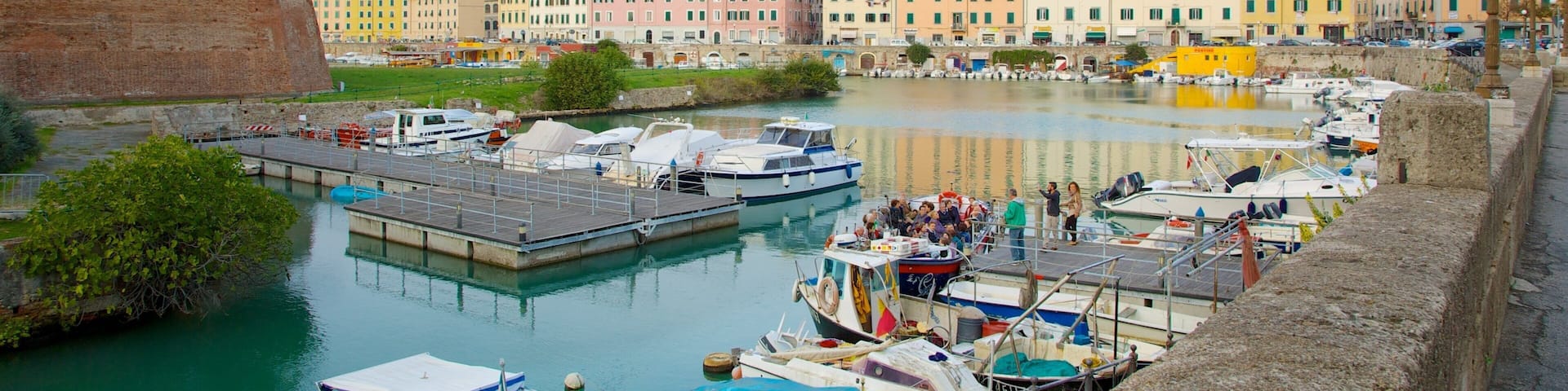 Venezia Nuova which includes a bay or harbor