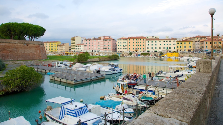 Venezia Nuova which includes a bay or harbor