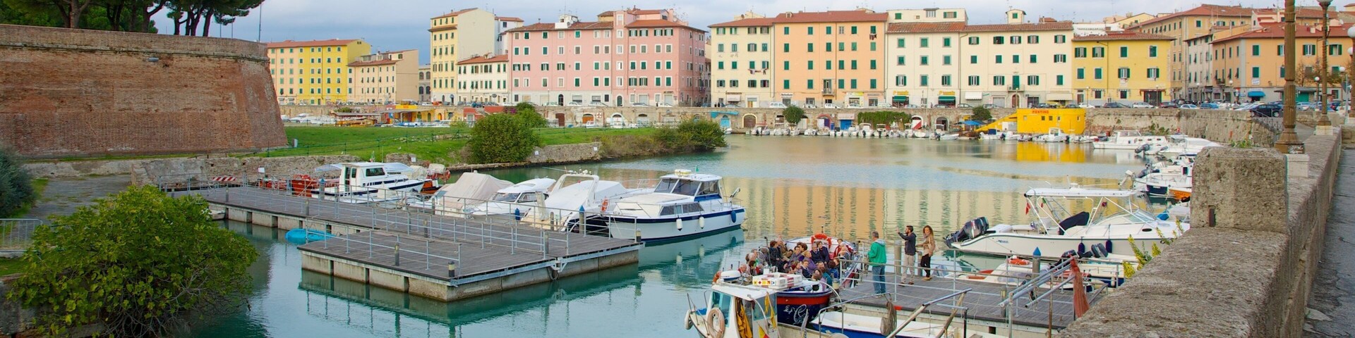 Venezia Nuova which includes a bay or harbor