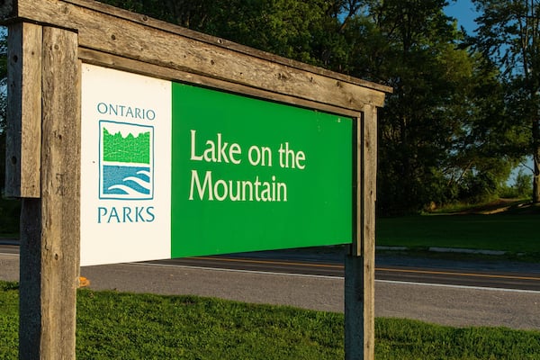 Un panneau indiquant l’emplacement du lac « Lake on the Mountain », dans le parc provincial de l’Ontario.