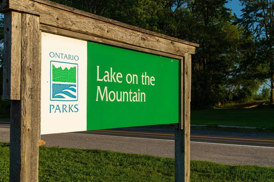 Segnale per il Lago sulla Montagna, parchi dell'Ontario.
