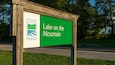 En skylt som visar vägen till Lake on the Mountain, en sjö som ligger i Ontario Parks.