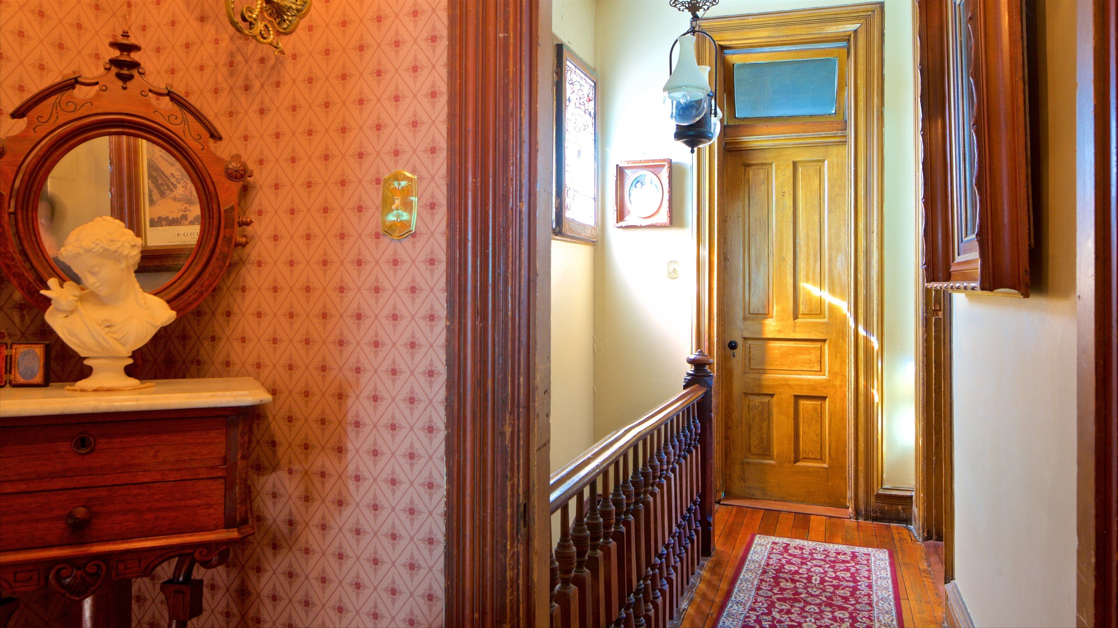 Lafayette Square som omfatter interiør, et hus og kulturarvsgenstande