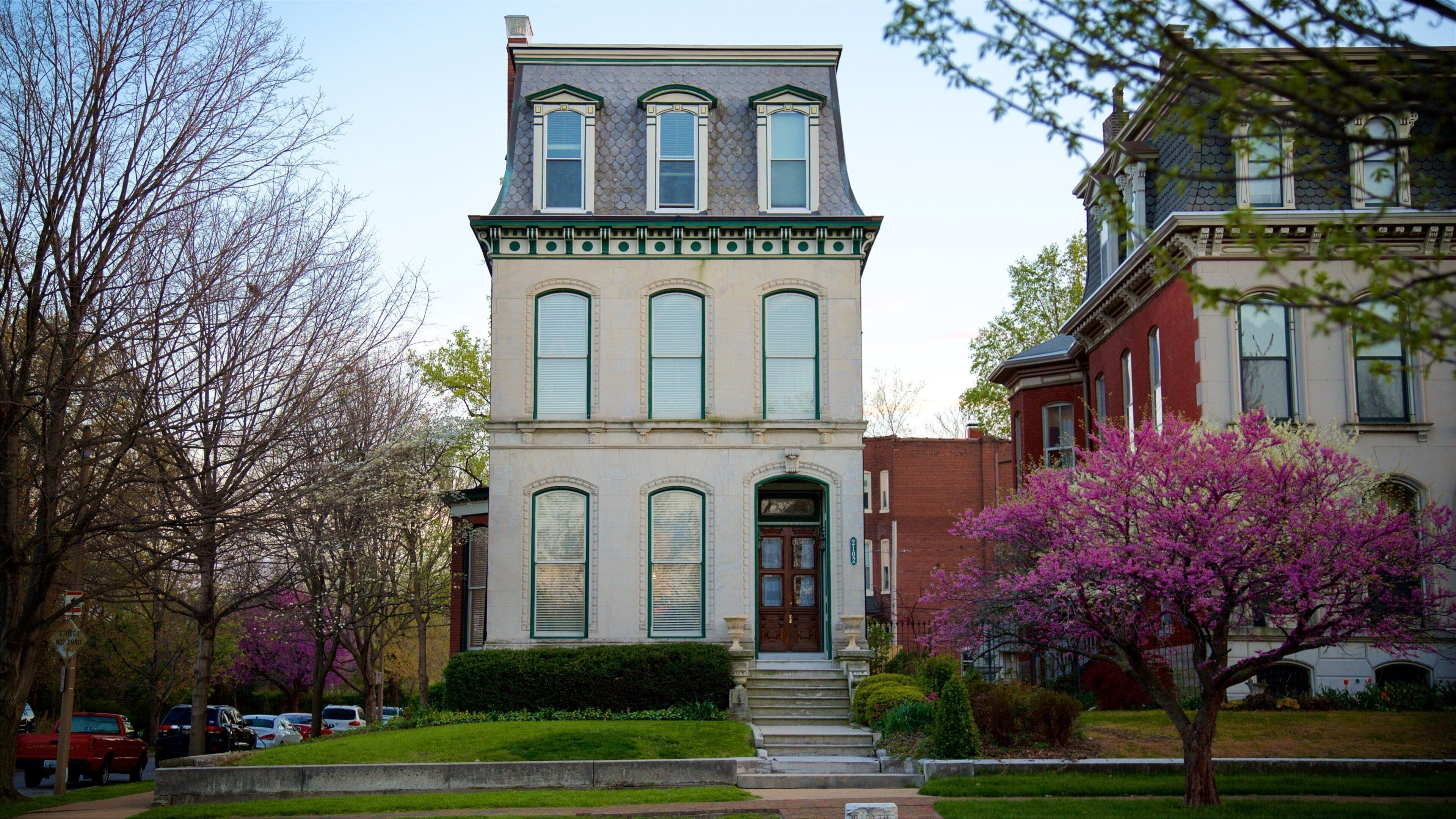 Lafayette Square showing a house and street scenes