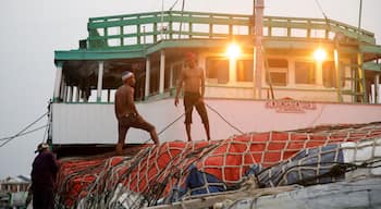 Sunda Kelapa mettant en vedette baie ou port et navigation aussi bien que petit groupe de personnes