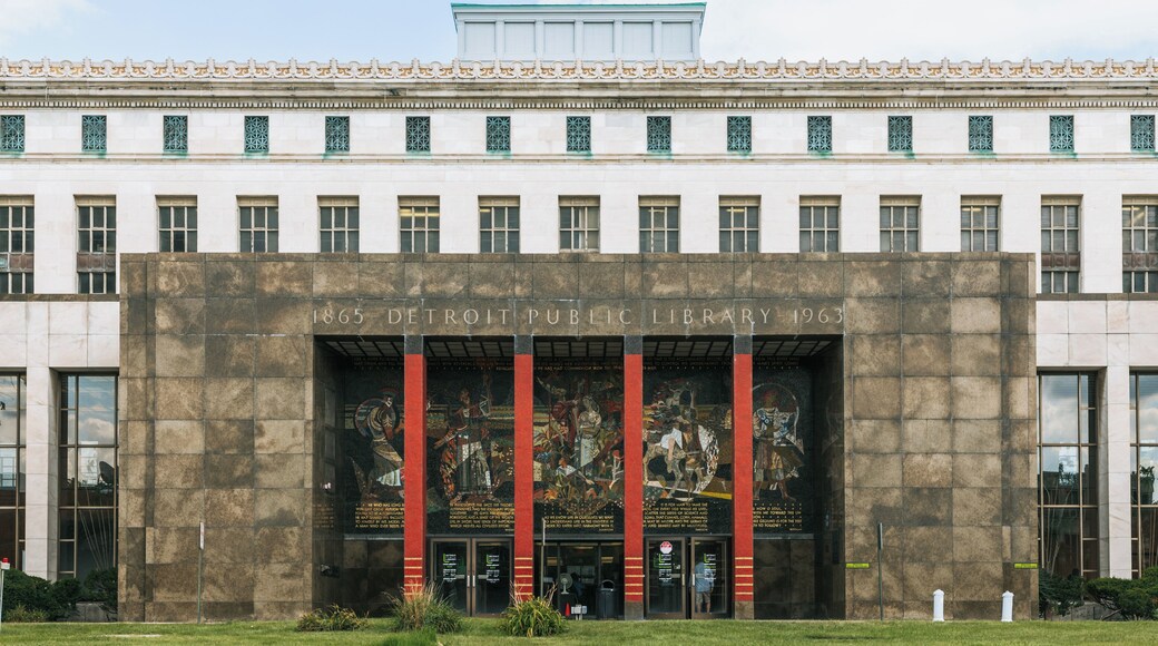 La Biblioteca Pubblica di Detroit con un ampio murale e colonne.