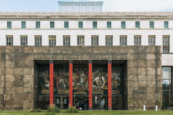 Die öffentliche Bibliothek von Detroit mit einer großen Wandmalerei und Säulen.