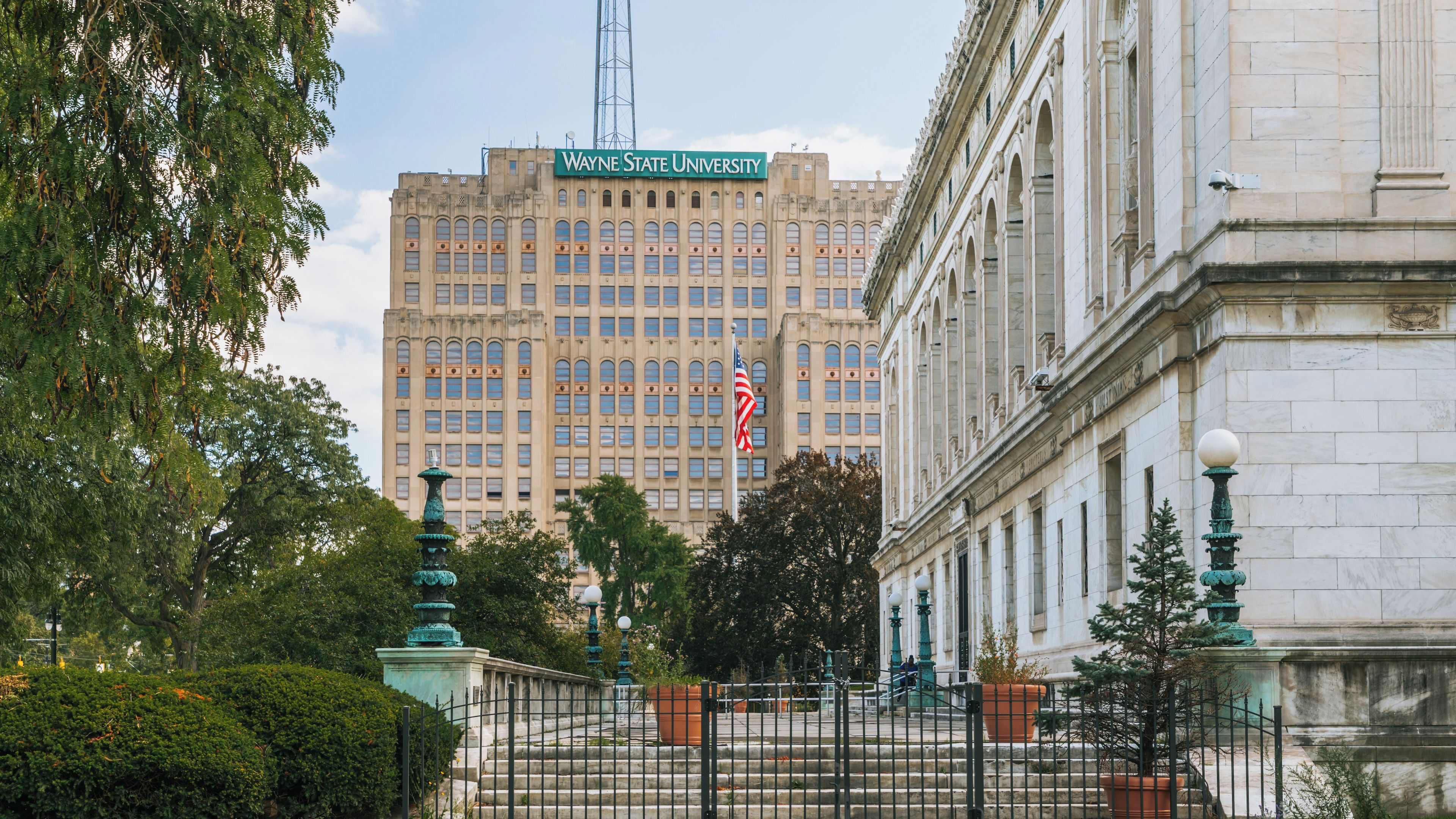 Edificio della Wayne State University, una bandiera e una statua.