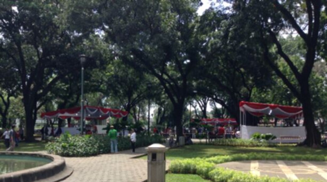 Central of Jakarta on Election Day. The US Ambassador's house and Jakarta Governor's house are right at this park. The tents are normally not around, only for the election. Most dwellers in this up-scale neighborhood don't normally meet or even see their neighbors. But, on Election Day it is the only time when they meet each other.
The legislative election went smoothly. The organizers at this spot provided free water, juice, ice tea, ice coffee and local chicken porridge. Quite a surprise to see how organized they are. It's once every five years to see this spectacle.