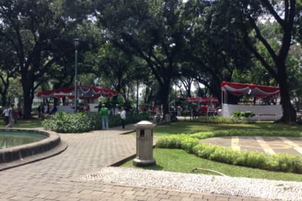 Central of Jakarta on Election Day. The US Ambassador's house and Jakarta Governor's house are right at this park. The tents are normally not around, only for the election. Most dwellers in this up-scale neighborhood don't normally meet or even see their neighbors. But, on Election Day it is the only time when they meet each other.
The legislative election went smoothly. The organizers at this spot provided free water, juice, ice tea, ice coffee and local chicken porridge. Quite a surprise to see how organized they are. It's once every five years to see this spectacle.