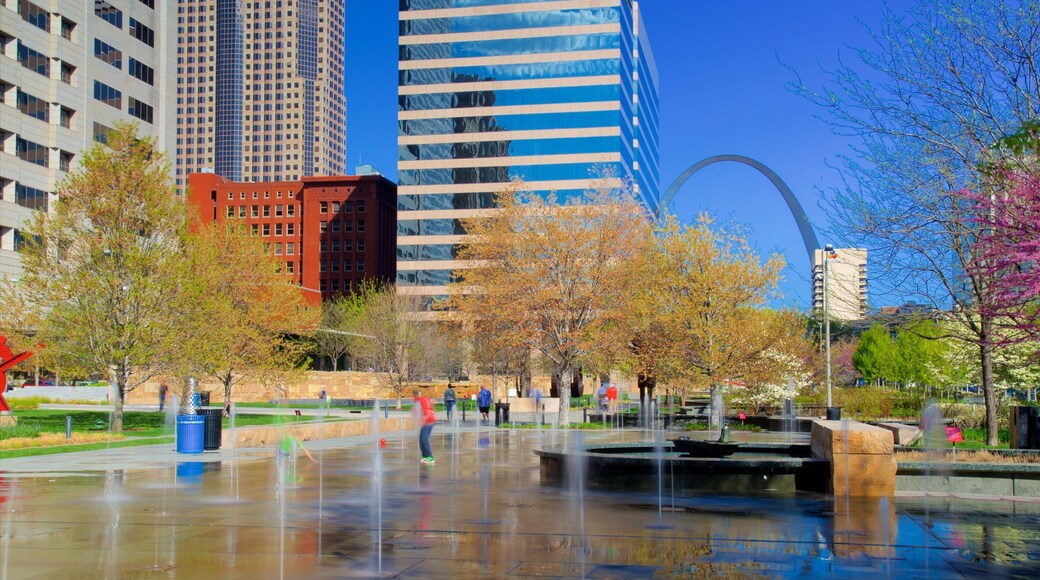 Citygarden ofreciendo un jardín y una fuente