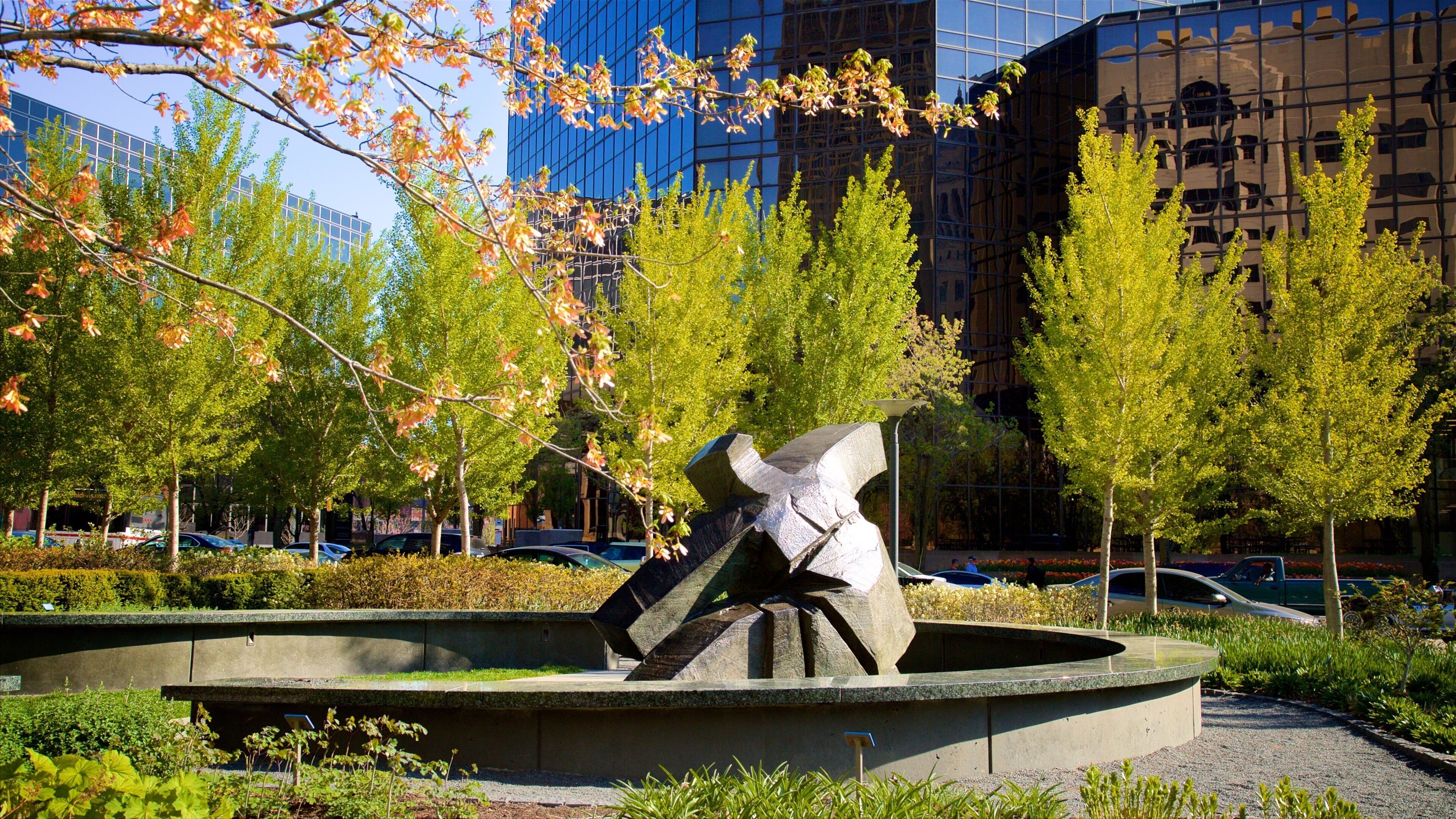 Citygarden ofreciendo arte al aire libre y un jardín