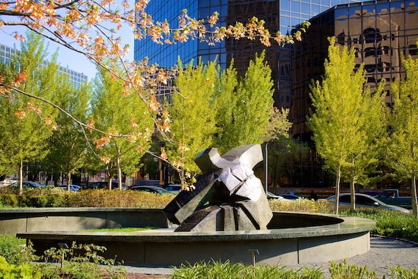 Citygarden ofreciendo arte al aire libre y un jardín