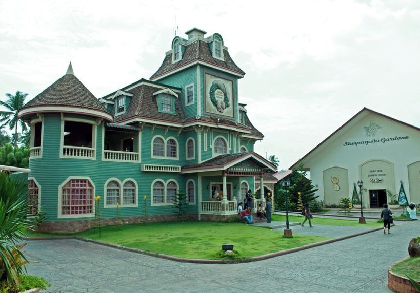 This is the doll house in a 2.6 hectare multi-awarded boutique resort that has world-class facilities, amenities and services. Inside are many items including a vast collection of Precious Moments dolls (including life-sized ones) for sale to visitors. #roadtrip