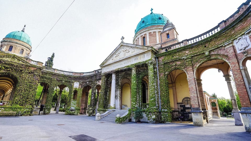 The most beautiful cetemery you could ever visit. It is not just beautiful but the area is also extensive. There're some famous Croatians buried here too. #Zagreb #Croatia