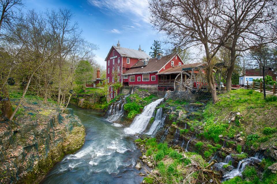 Un bâtiment rouge avec une cascade devant.