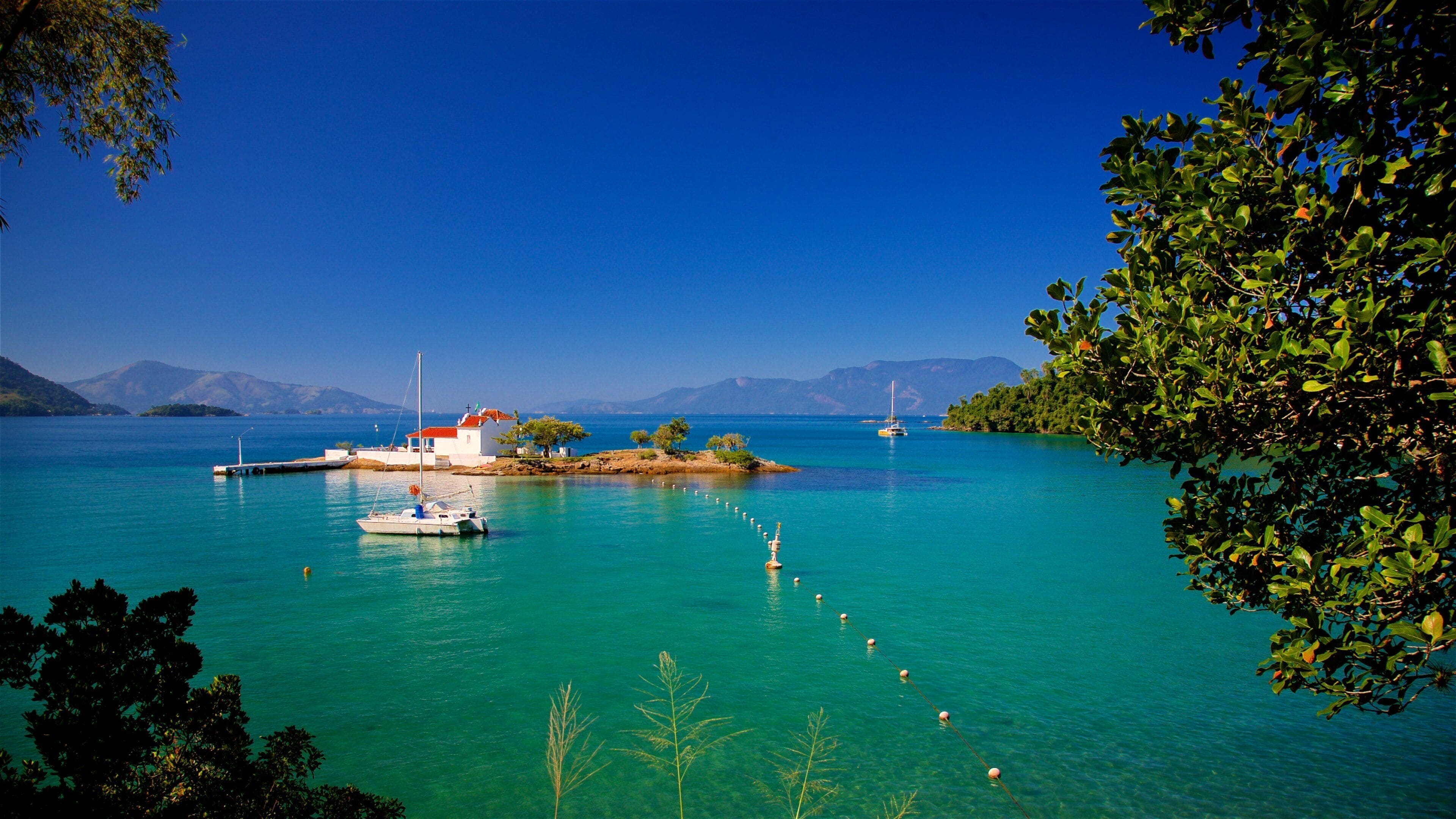 Kerk van Senhor do Bonfim toont afbeeldingen van eilanden, algemene kustgezichten en tropische uitzichten