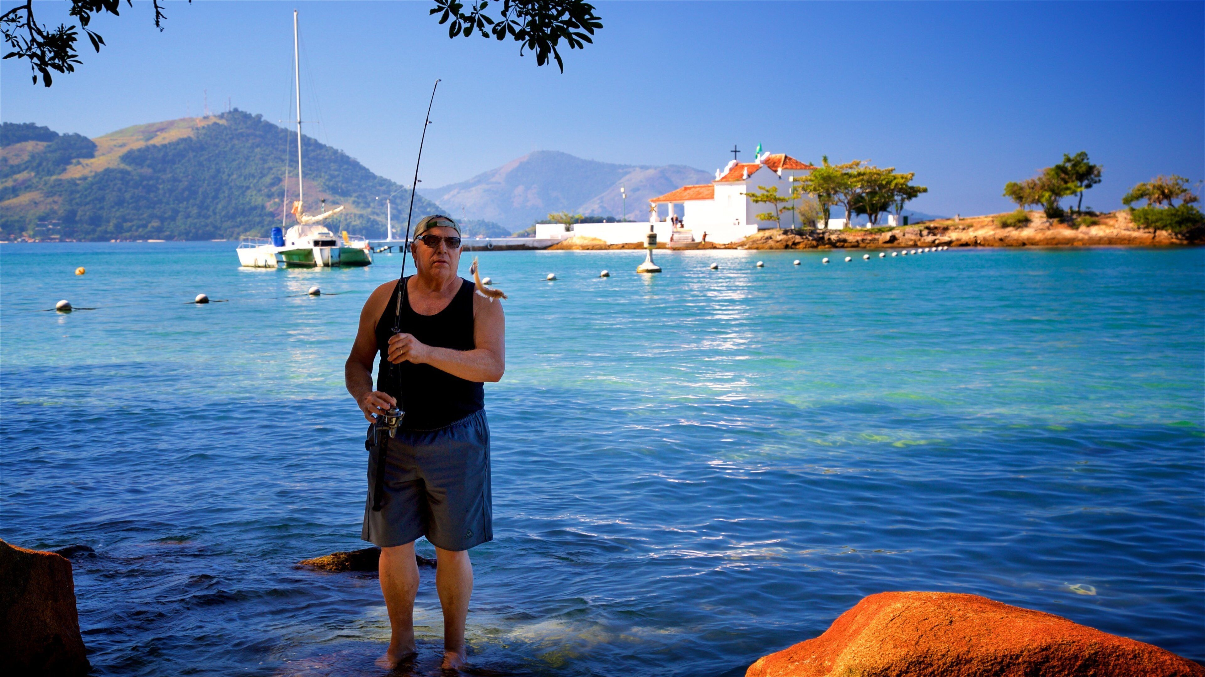 Senhor do Bonfimin kirkko joka esittää yleiset rantanäkymät ja kalastus sekä yksi mies