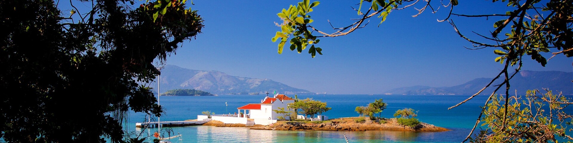 Iglesia de Senhor do Bonfim mostrando vista general a la costa, escenas tropicales y vista a una isla