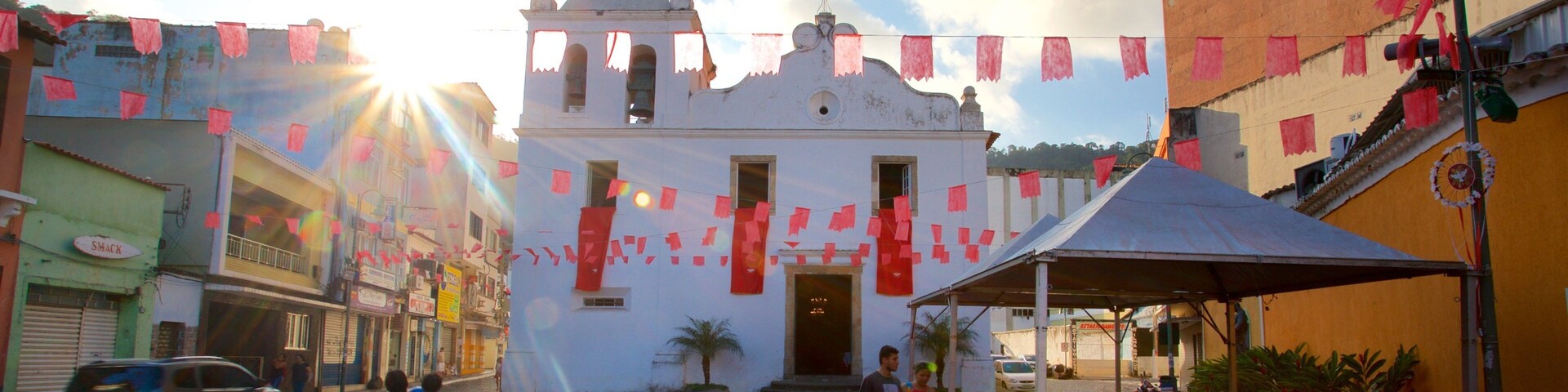 Igreja de Nossa Senhora da Conceição mostrando uma igreja ou catedral e cenas de rua assim como um pequeno grupo de pessoas