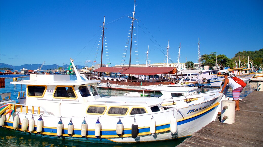 魚市 呈现出 港灣 以及 一個男性